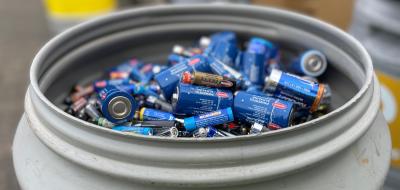Batterien in einem Kunststofffass