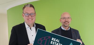2 Personen mit Plakat