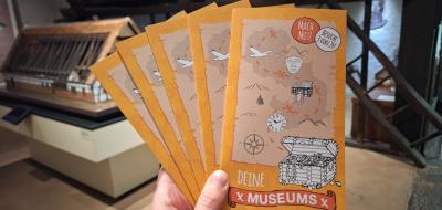 Hand hält Flyer
