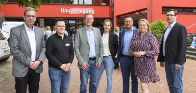 Gruppe von Personen vor Schule