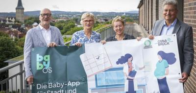 4 Personen mit Plakat im Freien