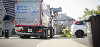 Ein Müllfahrzeug leert Mülltonnen