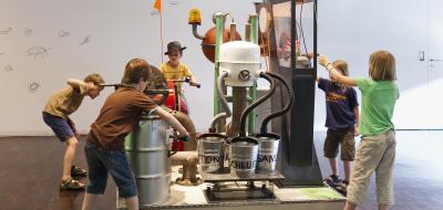 Fünf Personen im Ausstellungsraum eines Museums