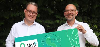Zwei Personen mit einem Plakat in den Händen