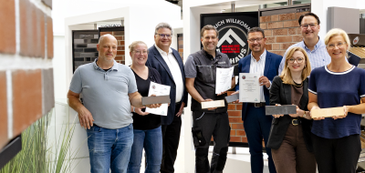 Personengruppe steht ein einem Ausstellungsraum