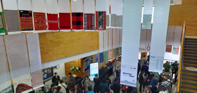 Blick in ein Foyer, in dem Stoffbahnen von der Decke hängen.