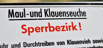 Warnschild für einen Maul- und Klauenseuche Sperrbezirk
