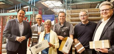 Sechs Personen stehen in einer Werkhalle.