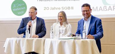 3 Personen am Desk