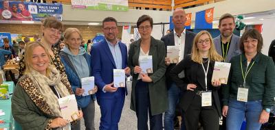 Gruppe von Personen im Halbkreis