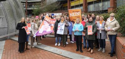 Gruppe von Frauen vor dem Kreishaus