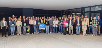 Große Gruppe von Personen in einem Raum