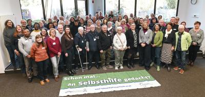 Gruppe von Personen in einem Raum