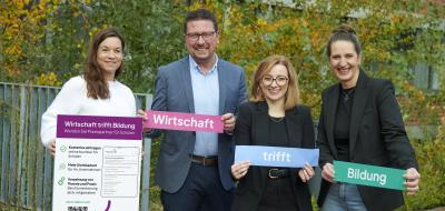 4 Personen mit Plakat im Freien