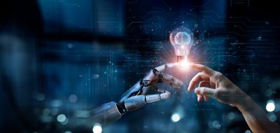 Finger einer menschlichen und einer Roboterhand berühren sich