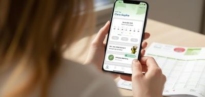 Person mit Smartphone in der Hand