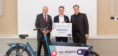 3 Personen vor Lastenrad