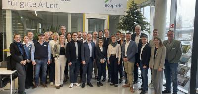 Gruppe von Personen in einem Foyer