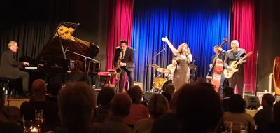 muszierende Personen auf einer Bühne