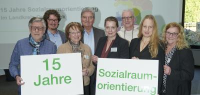 Gruppe von Personen mit Plakat