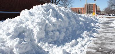 Schnee am Straßenrand