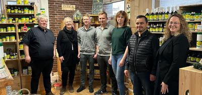 Gruppe von Personen in einem Laden