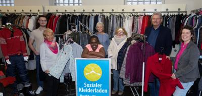 Gruppe vonPersonen in einem Laden