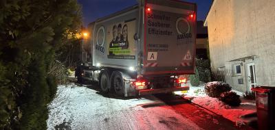 Müllfahrzeug im Schnee