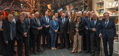 Eine Personengruppe steht in einem Foyer.