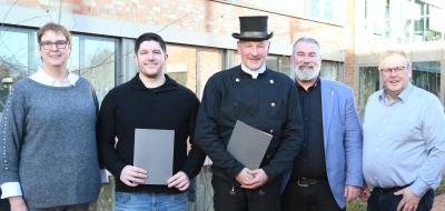 5 Personen vor Haus stehend