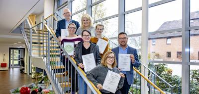 Gruppe von Personen im Foyer einer Grundschule