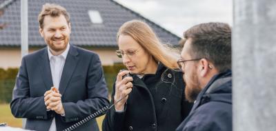 Drei Personen an einer Sirene