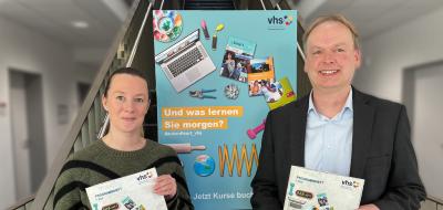 2 Personen vor Plakat