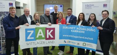 Gruppe von Personen mit Plakat