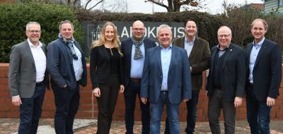 Gruppe von Personen vor Kreishaus