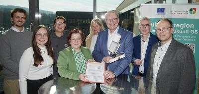 Personengruppe steht vor einem großen Fenster