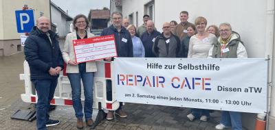 Personengruppe steht hinter einem Infobanner