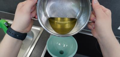 Die AWIGO nimmt auf ihren Recyclinghöfen kostenlos Speisefette und -öle entgegen/Foto: