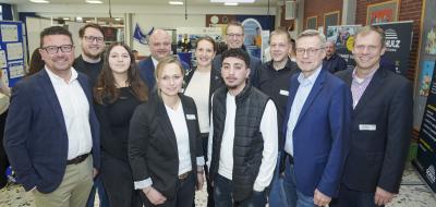 Personengruppe in einer Ausstellungshalle