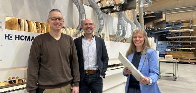 3 Personen in Fabrikhalle