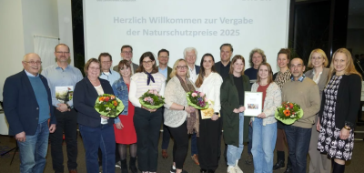 Personengruppe steht vor einer Projektionswand