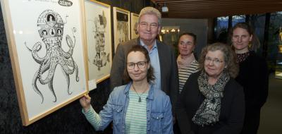 Fünf Personen in einer Grafikausstellung