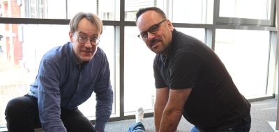 Zwei Personen knien neben einer Puppe an der Wiederbelebung trainiert werden kann.