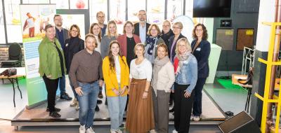 Personengruppe steht auf einer Bühne