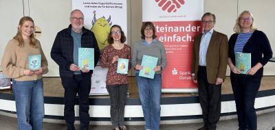 Sechs Personen stehen vor zwei Rollup Postern.