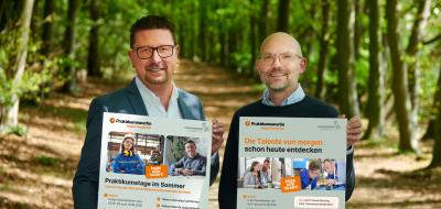 2 Personen mit Plakat