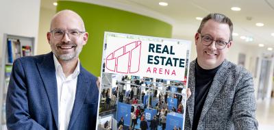 2 Personen vor Plakat