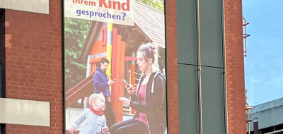 Plakat an einem Gebäude