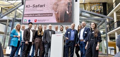 Personengruppe im Eingangsbereich eines Bürogebäudes