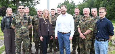 Personengruppe (Zivilisten und Uniformierte)
